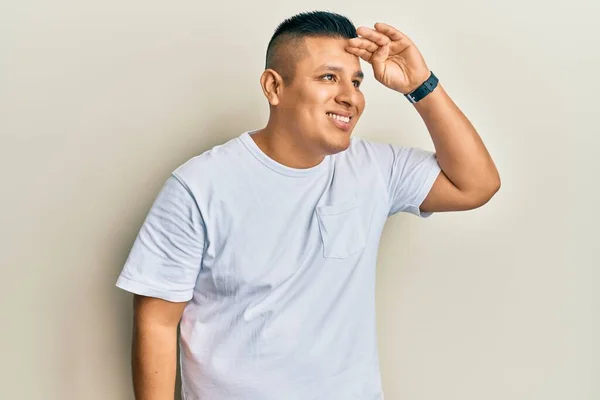 Junger Lateinischer Mann Lässigem Weißem Shirt Sehr Glücklich Und Lächelnd — Stockfoto