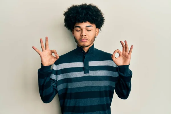 바지를 아프리카 미국인 청년은 손가락으로 동작을 긴장을 미소를 짓는다 — 스톡 사진