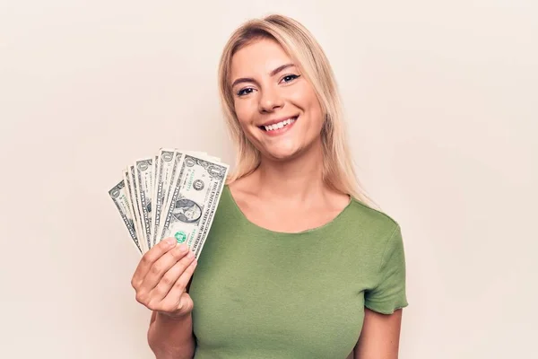 Junge Schöne Blonde Frau Die Ein Bündel Dollarnoten Über Weißem — Stockfoto