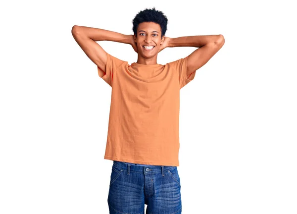 年轻的非洲裔美国人 穿着休闲服 舒展筋骨 手挽手 头颈后挂着幸福的笑容 — 图库照片