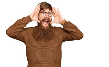 Genç İrlandalı kızıl elbiseli ve gözlüklü neşeli gülümseyen bir adam ellerini göstererek bön bön bakıyor. Şaşırdım ve çıktım. 