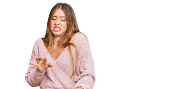 Güzel sarışın kadın, günlük kışlık pembe süveter giyiyordu. İğrençti ve iğrençti. Tiksinti ifadesi takınıyordu.. 