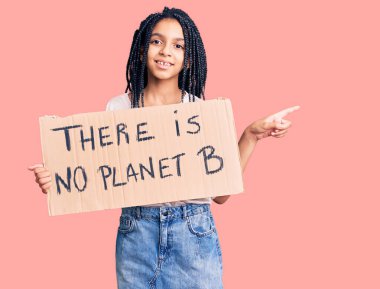 Sevimli Afro-Amerikan kızı. B gezegeni yok. Gülümseyen mutlu bir el ve parmak kenarı. 