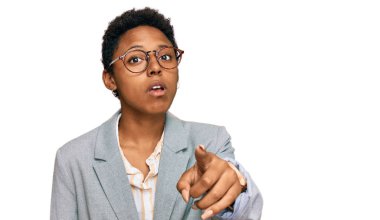 Genç Afro-Amerikan kadın iş kıyafetleri giyip kameraya kızgın ve hayal kırıklığına uğramış bir şekilde bakıyor. 