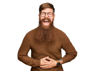 Genç İrlandalı kızıl elbiseli, gözlüklü, gülen ve kahkahalarla gülen bir adam.. 