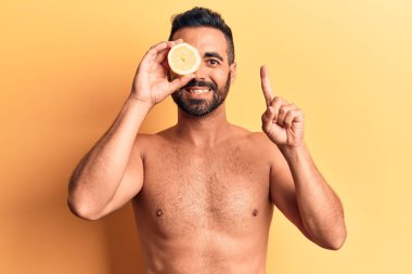 İspanyol asıllı genç adam elinde limon tutarken bir fikir ya da soruyla gülümsüyor ve mutlu bir yüzle işaret ediyor. 