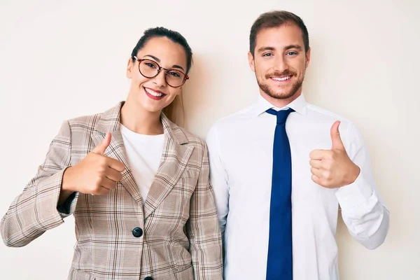 Hermosa Pareja Que Usa Ropa Negocios Haciendo Gesto Feliz Con — Foto de Stock