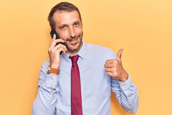Mladý Pohledný Muž Který Mluví Smartphonu Usmívá Šťastně Pozitivně Palec — Stock fotografie