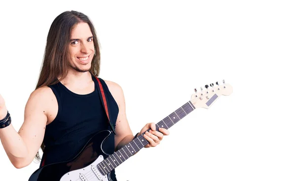 Jovem Adulto Com Cabelo Comprido Tocando Guitarra Elétrica Sorrindo Feliz — Fotografia de Stock