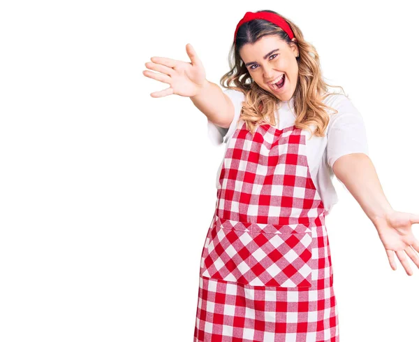 Young Caucasian Woman Wearing Apron Looking Camera Smiling Open Arms — Stock Photo, Image