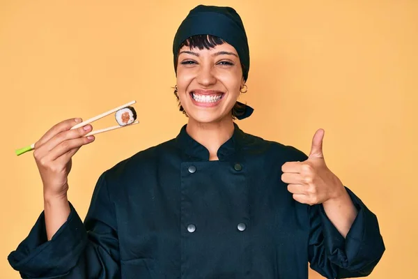 Mulher Bonita Morena Chef Segurando Sushi Usando Pauzinhos Sorrindo Feliz — Fotografia de Stock