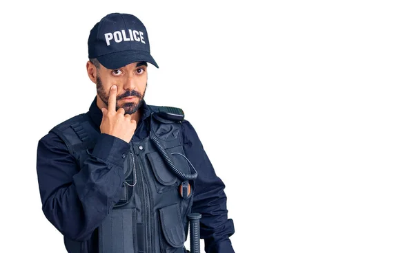 警察の制服を着た若いヒスパニック系の男があなたのジェスチャーを見て目を指して 不審な表情 — ストック写真
