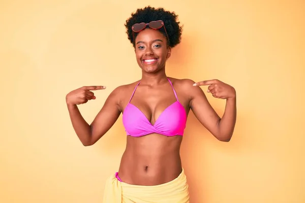 Mujer Afroamericana Joven Vistiendo Bikini Que Mira Confiado Con Sonrisa —  Fotos de Stock