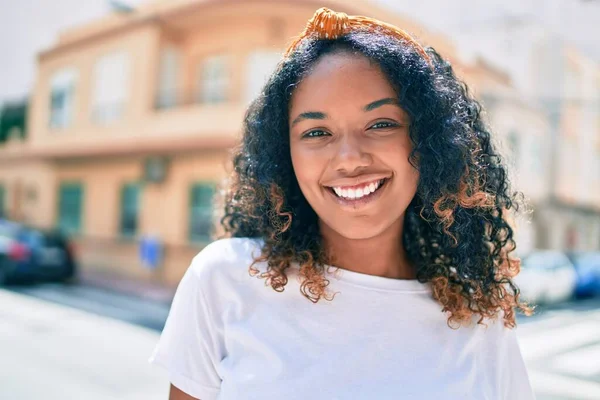 Joven Mujer Afroamericana Con Pelo Rizado Sonriendo Feliz Aire Libre —  Fotos de Stock