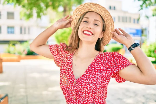 Junge Blonde Frau Urlaub Lächelt Glücklich Fuß Auf Der Straße — Stockfoto