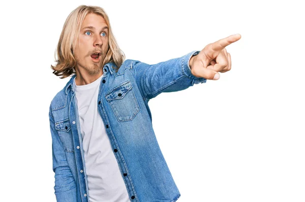 Vit Man Med Blont Långt Hår Bär Casual Denim Jacka — Stockfoto