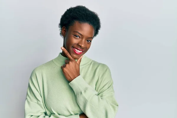 Jovem Afro Americana Vestindo Roupas Casuais Olhando Confiante Para Câmera — Fotografia de Stock