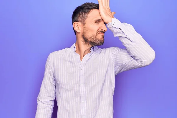 Homem Bonito Jovem Vestindo Camisa Listrada Casual Sobre Fundo Roxo — Fotografia de Stock