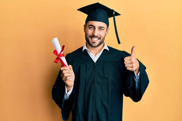 Joven Hombre Hispano Con Bata Graduación Sosteniendo Diploma Sonriendo Feliz — Foto de Stock