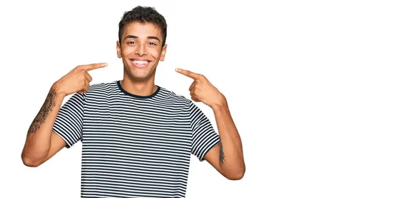 Joven Hombre Afroamericano Guapo Usando Ropa Casual Sonriendo Alegre Mostrando —  Fotos de Stock