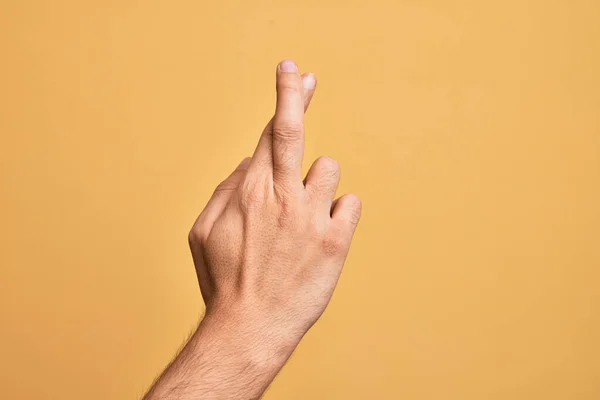 배경에 손가락을 코카서스 젊은이의 교차하는 손가락 행운의 희망의 — 스톡 사진