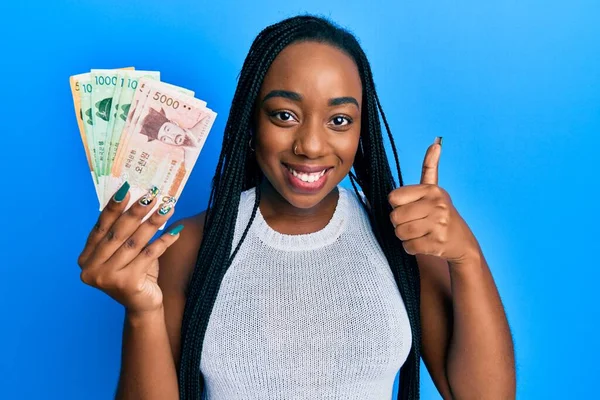 Joven Mujer Afroamericana Sosteniendo Corea Del Sur Ganó Billetes Sonriendo —  Fotos de Stock