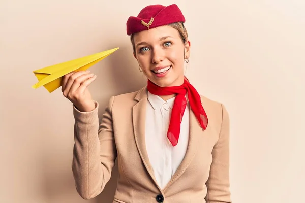 Joven Chica Rubia Hermosa Usando Azafata Uniforme Sosteniendo Avión Papel — Foto de Stock