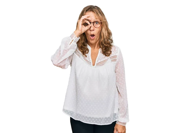 Middle Age Blonde Woman Wearing Casual White Shirt Glasses Doing — Φωτογραφία Αρχείου