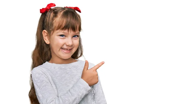 Mały Kaukaski Dziewczyna Dziecko Noszenie Casual Ubrania Wesoły Uśmiechem Twarz — Zdjęcie stockowe