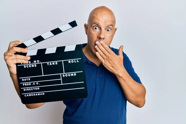 Homem Careca Meia Idade Segurando Palmas Filme Vídeo Cobrindo Boca — Fotografia de Stock