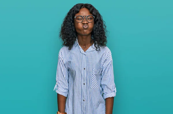 Красива Африканська Молода Жінка Повсякденному Одязі Окулярах Набиває Щоки Смішним — стокове фото