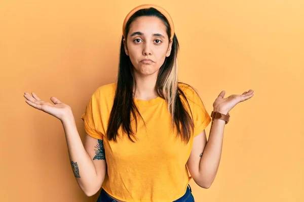 Sıradan Sarı Tişört Giyen Genç Spanyol Kadın Hiçbir Şey Bilmiyor — Stok fotoğraf