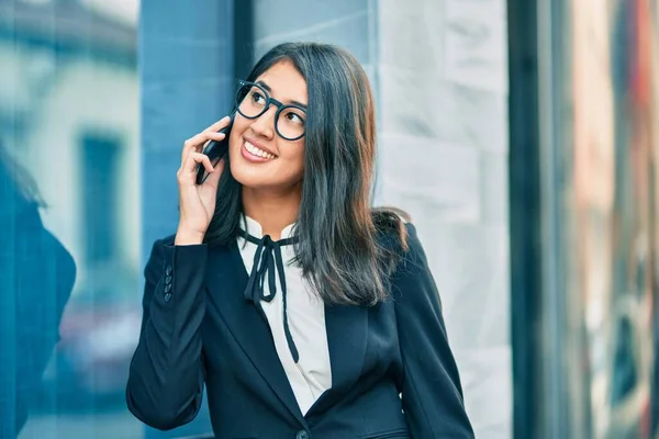 Młoda Latynoska Bizneswoman Uśmiechnięta Szczęśliwa Rozmawiając Smartfonie Mieście — Zdjęcie stockowe