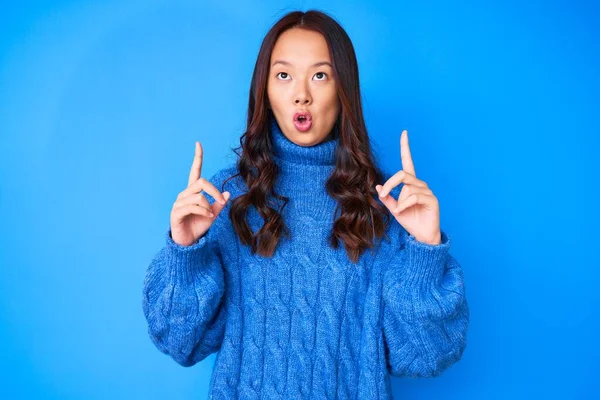 Jong Mooi Chinees Meisje Dragen Casual Winter Trui Verbaasd Verrast — Stockfoto