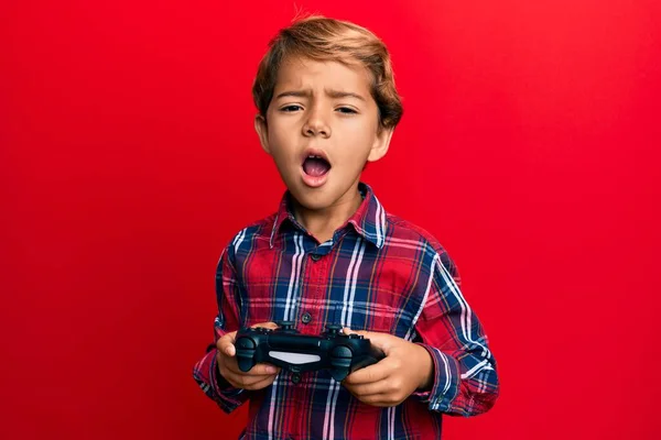 Bedårande Latinamerikansk Unge Spelar Spel Håller Controller Chock Ansikte Ser — Stockfoto