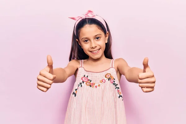 Schöne Kindermädchen Lässiger Kleidung Die Positive Geste Mit Der Hand — Stockfoto