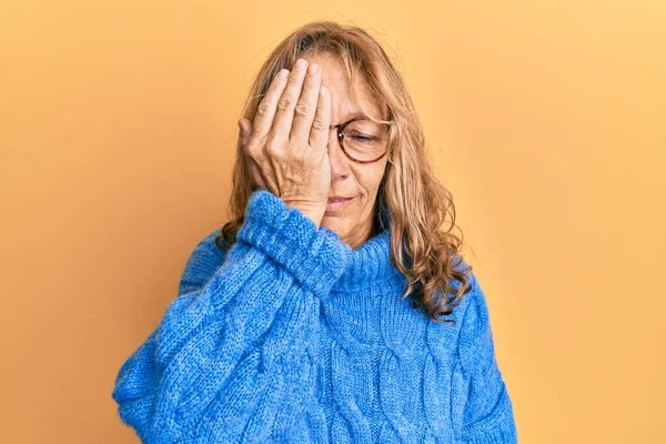 Middle Age Blonde Woman Wearing Glasses Casual Winter Sweater Covering — Fotografia de Stock