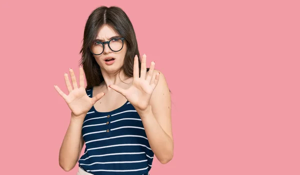 Menina Branca Bonita Nova Vestindo Roupas Casuais Óculos Com Medo — Fotografia de Stock