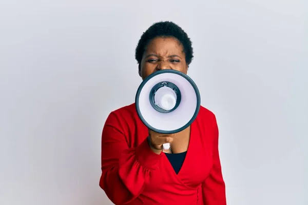 Mujer Afroamericana Joven Gritando Enojada Usando Megáfono Sobre Fondo Blanco — Foto de Stock