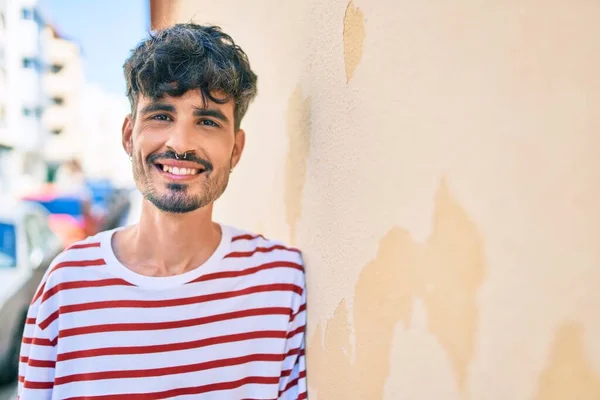 Jovem Hispânico Sorrindo Feliz Inclinando Parede Rua Cidade — Fotografia de Stock