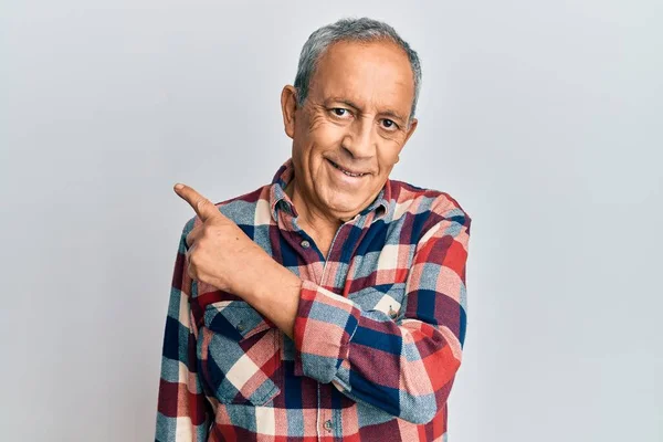 Homem Hispânico Sênior Vestindo Roupas Casuais Sorrindo Alegre Apontando Com — Fotografia de Stock