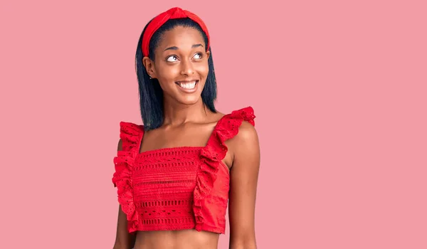 Mujer Afroamericana Joven Vestida Con Ropa Casual Verano Mirando Hacia —  Fotos de Stock