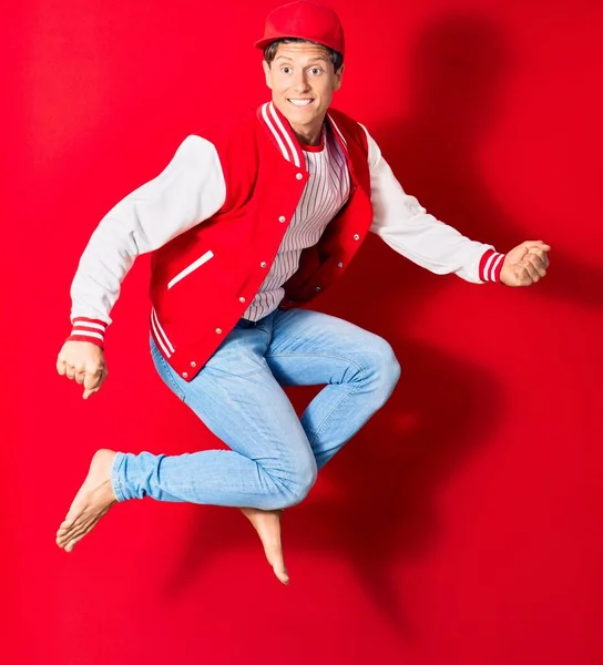 Jovem Bonitão Vestindo Roupas Beisebol Sorrindo Feliz Saltando Com Sorriso — Fotografia de Stock