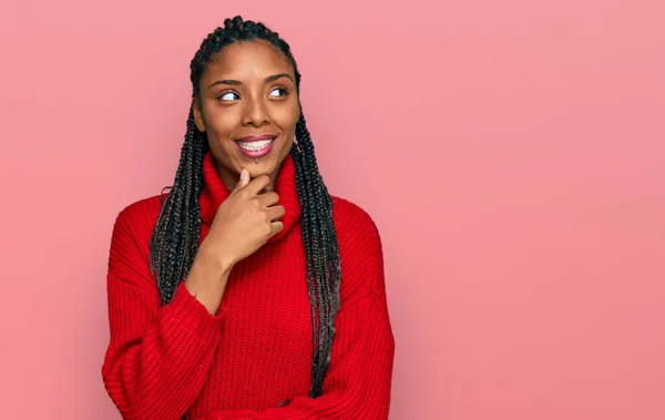 Mujer Afroamericana Vistiendo Suéter Casual Invierno Con Mano Barbilla Pensando —  Fotos de Stock