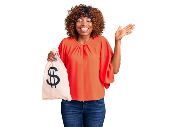 Joven Mujer Afroamericana Sosteniendo Bolsa Dinero Con Símbolo Del Dólar — Foto de Stock