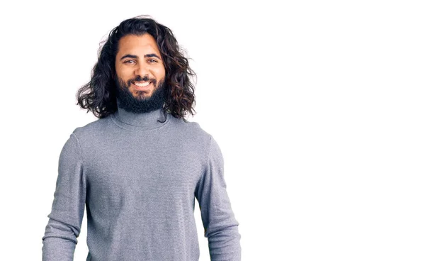Hombre Árabe Joven Que Usa Ropa Casual Con Una Sonrisa —  Fotos de Stock