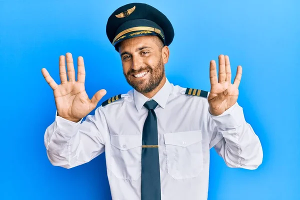 Schöner Mann Mit Bart Der Flugzeugpilotenuniform Trägt Und Mit Finger — Stockfoto