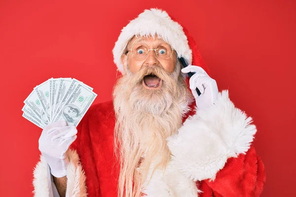 Viejo Hombre Mayor Con Traje Santa Claus Sosteniendo Dólares Teléfono — Foto de Stock