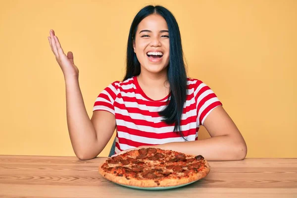 Jovem Bela Menina Asiática Comendo Saborosa Pizza Pepperoni Celebrando Vitória — Fotografia de Stock