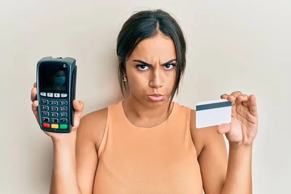 Young Brunette Woman Holding Dataphone Credit Card Depressed Worry Distress — Zdjęcie stockowe